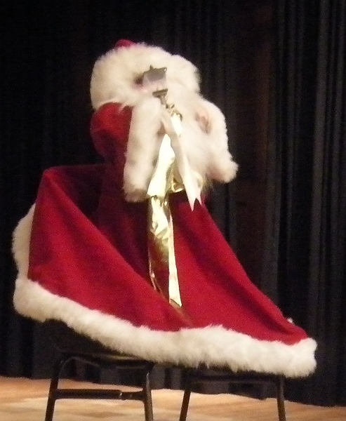 Le pere noel etait present pour le repas.JPG